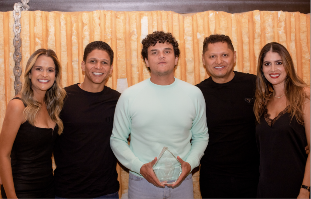 EN MIAMI LOS COFUNDADORES DE LA FUNDACIÓN UPAR AWARDS OFICIALIZARON EL HOMENAJE A SILVESTRE DANGOND PARA LA TERCERA ENTREGA DE LOS GALARDONES A CELEBRARSE EL 25 DE ABRIL EN VALLEDUPAR, COLOMBIA