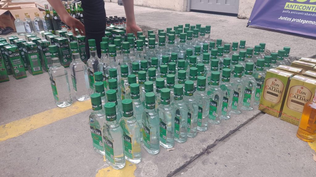 Duro golpe a la distribución de licor adulterado evitó que 2.317 botellas llegaran a la calles