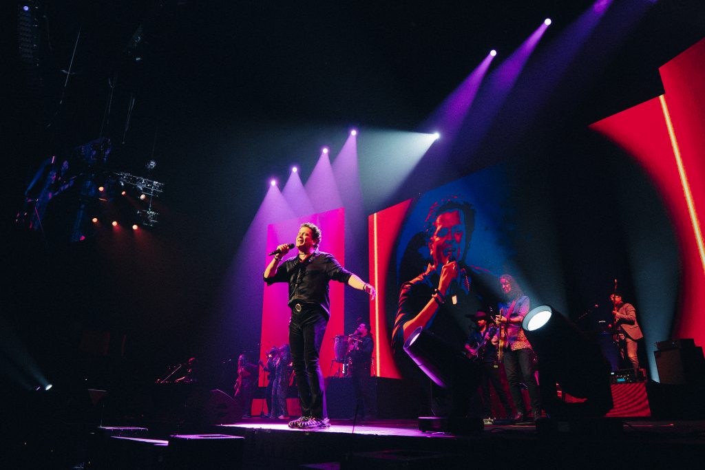 CARLOS VIVES DESPLEGÓ SU INIGUALABLE FIESTA HISPANA