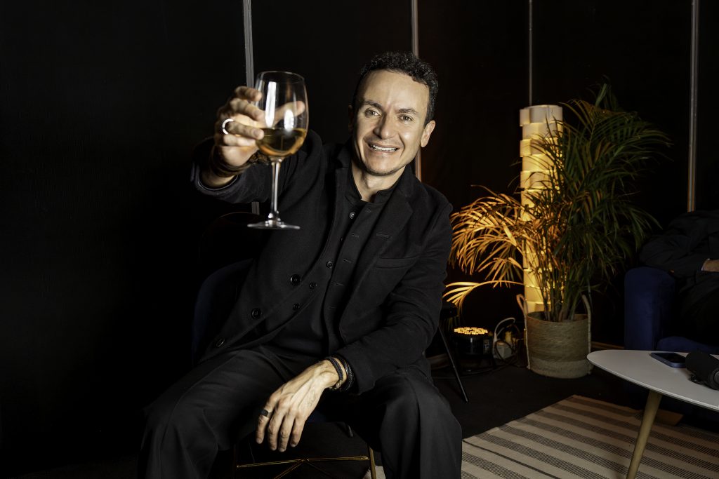 FONSECA ￼PRESENTA “CELEBRAR”, SU NUEVA CANCIÓN PARA BRINDAR POR LA VIDA EN NAVIDAD Y FIN DE AÑO