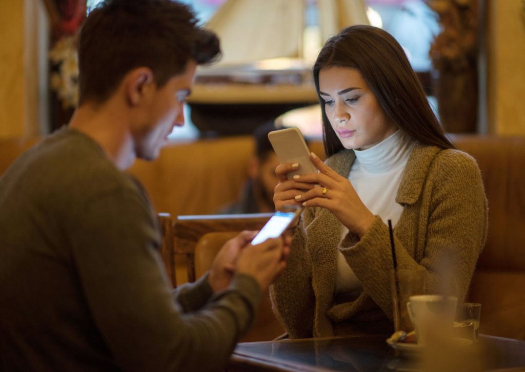 “La IA ya es la nueva amante invisible”: Gleeden revela que 7 de cada 10 personas cree que la inteligencia artificial aumentará las separaciones».