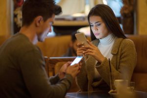 “La IA ya es la nueva amante invisible”: Gleeden revela que 7 de cada 10 personas cree que la inteligencia artificial aumentará las separaciones».