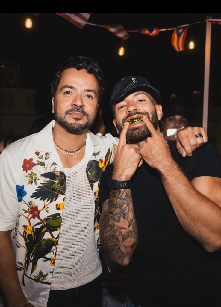 LUIS FONSI Y FEID DESATAN LA EUFORIA DEL PÚBLICO EN LAS FIESTAS DE LA CALLE SAN SEBASTIÁN AL REVELAR SU PRIMERA COLABORACIÓN JUNTOS, “CAMBIARÉ”