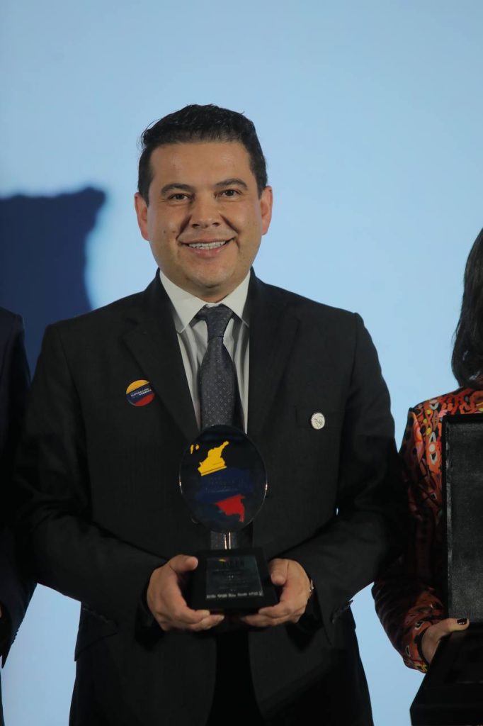 Colombia Líder reconoce a Nicolás García como ganador del premio ‘Superación de la Pobreza’