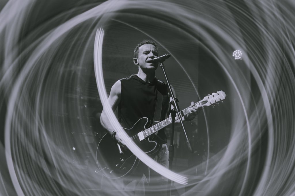 FONSECA CONVIERTE SU ÉXITO “POR TODA LA VIDA” EN UNA PROMESA ETERNA DESDE EL ESCENARIO