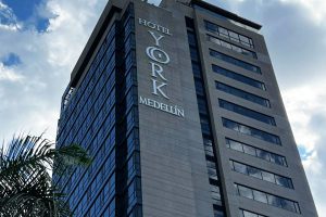 York Medellín se consolida en el segmento «upscale» bajo el sello Curio Collection by Hilton y reporta balance positivo