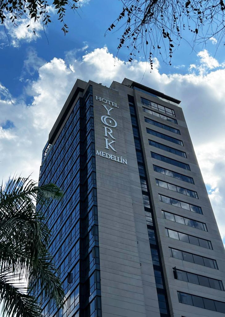 York Medellín se consolida en el segmento «upscale» bajo el sello Curio Collection by Hilton y reporta balance positivo