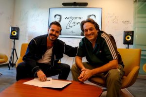 LLANE FIRMA CONTRATO DISCOGRÁFICO CON UNIVERSAL MUSIC LATINO E INICIA UN NUEVO CAPÍTULO EN SU CARRERA MUSICAL