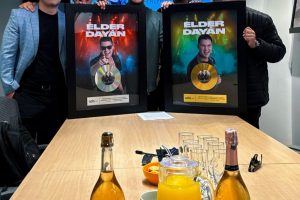 ELDER DAYÁN FIRMA CON ADA DE WARNER MUSIC GROUP, RECIBE DISCO DE ORO Y PLATINO