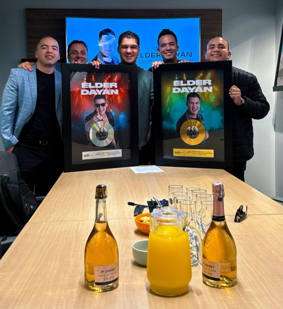 ELDER DAYÁN FIRMA CON ADA DE WARNER MUSIC GROUP, RECIBE DISCO DE ORO Y PLATINO